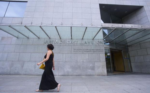 Entrada al edificio de la Junta de Castilla y León que acoge las consejerías de Fomento y Medio Ambiente y de Agricultura y Ganadería.