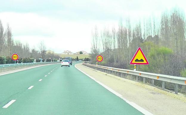 Señales temporales colocadas por Fomento que obligan a reducir la velocidad en la Autovía del Duero entre Tudela y Valladolid..