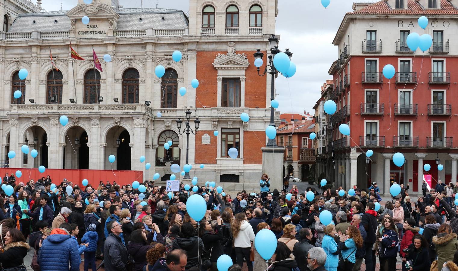 Una suelta de globos del mismo color cielo y la lectura de un manifiesto, protagonizaron la jornada