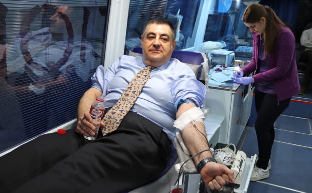 José Luis García, presidente del Burgos CF, donando sangre