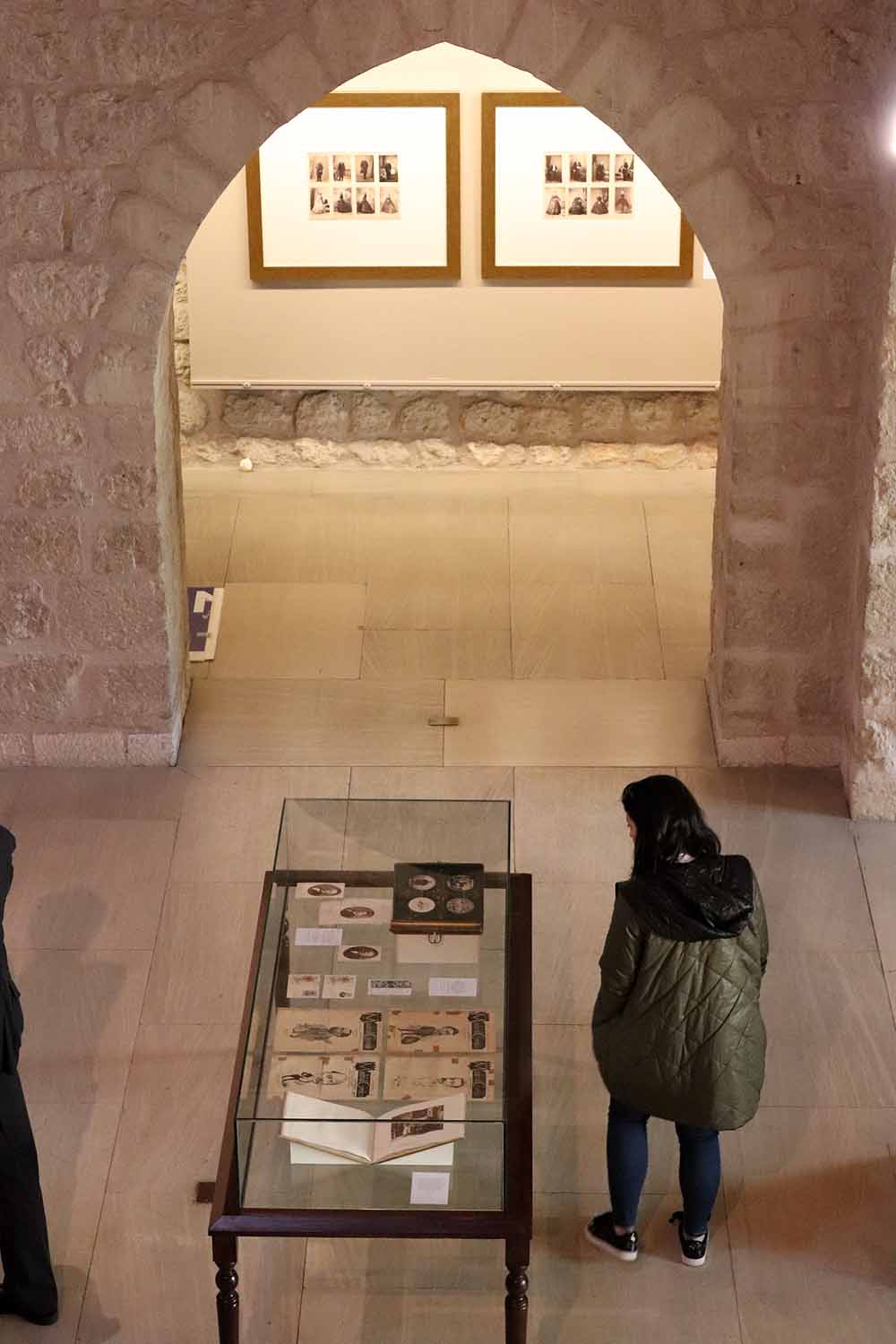 La sala de exposiciones del Arco de Santa María acoge la muestra 'El rostro de las letras'