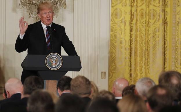 Donald Trump da una conferencia de prensa. 