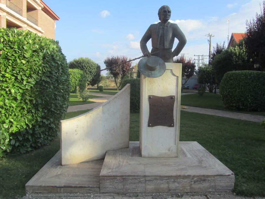 Monumento a Ángel Peralta en Medina de Rioseco.