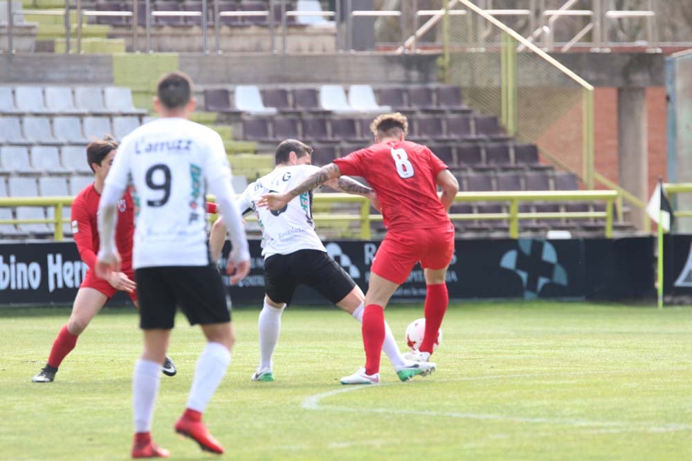 Una selección de las mejores imágenes del choque entre el Burgos CF y el CD Izarra.