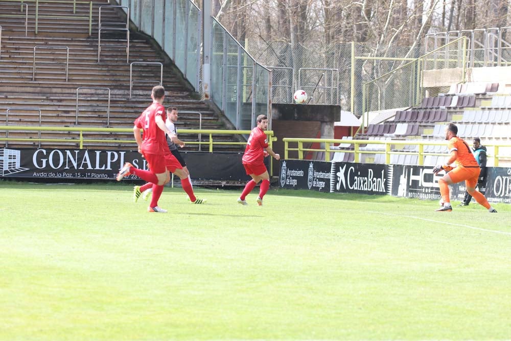 Una selección de las mejores imágenes del choque entre el Burgos CF y el CD Izarra.