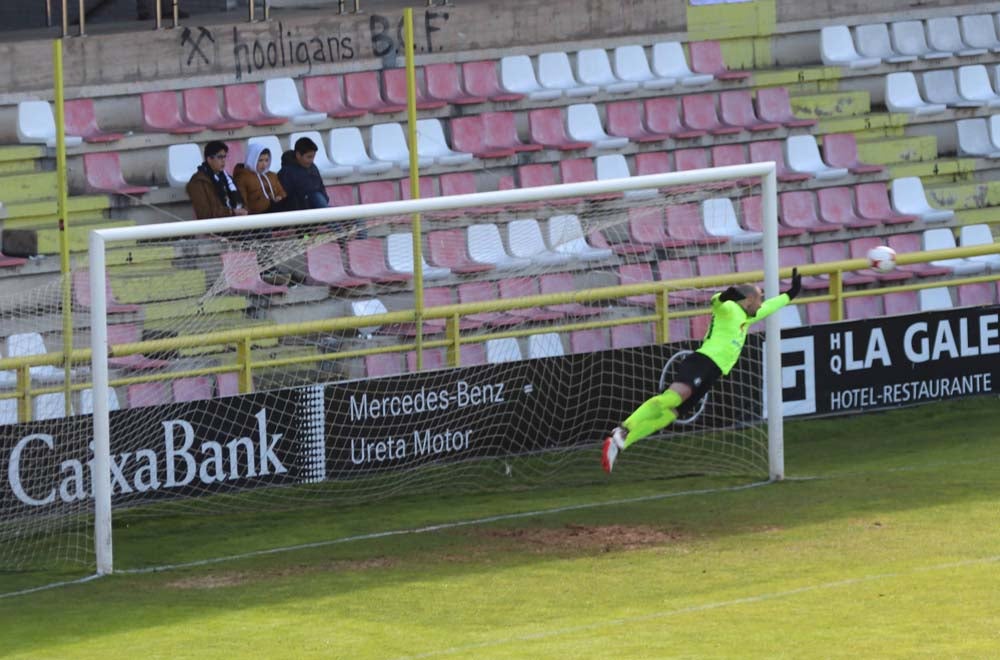 Una selección de las mejores imágenes del choque entre el Burgos CF y el CD Izarra.