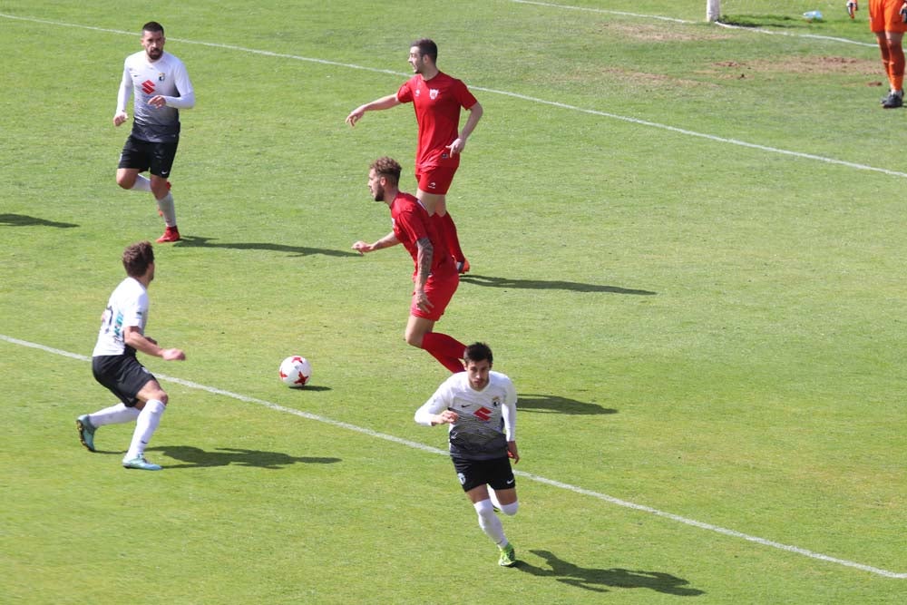 Una selección de las mejores imágenes del choque entre el Burgos CF y el CD Izarra.