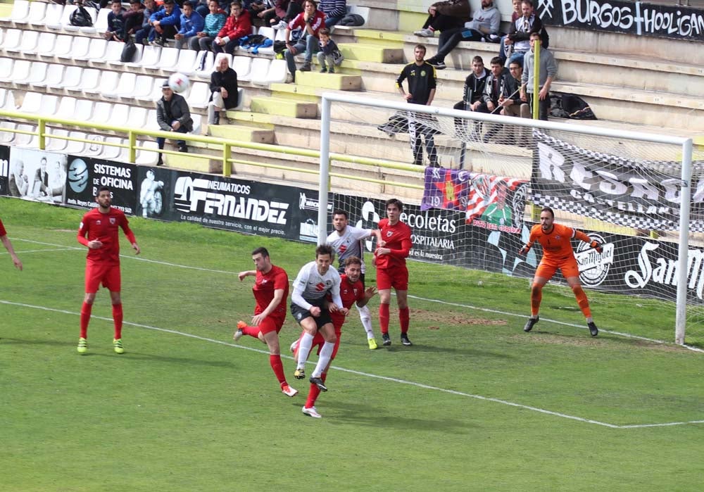 Una selección de las mejores imágenes del choque entre el Burgos CF y el CD Izarra.