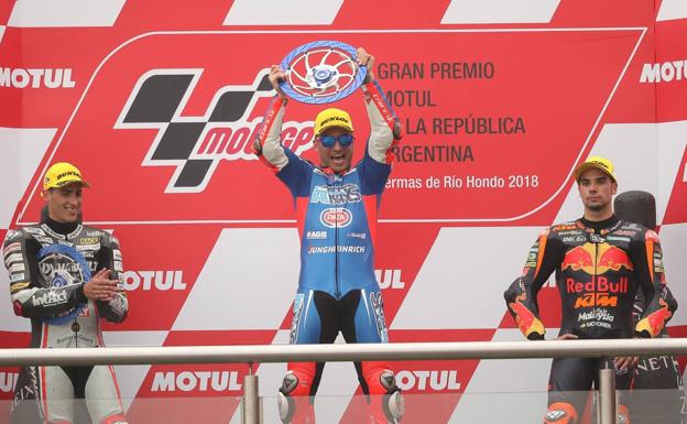 Mattia Pasini levanta el trofeo, junto al Xavi Vierge y Miguel Oliveira 