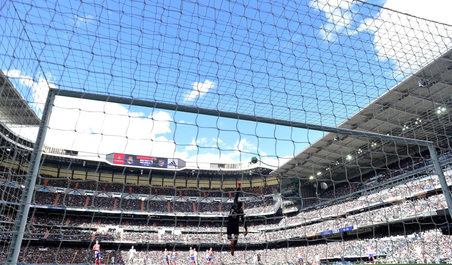 Las mejores imágenes del partido de la 31ª jornada entre el Real Madrid y el Atlético. 