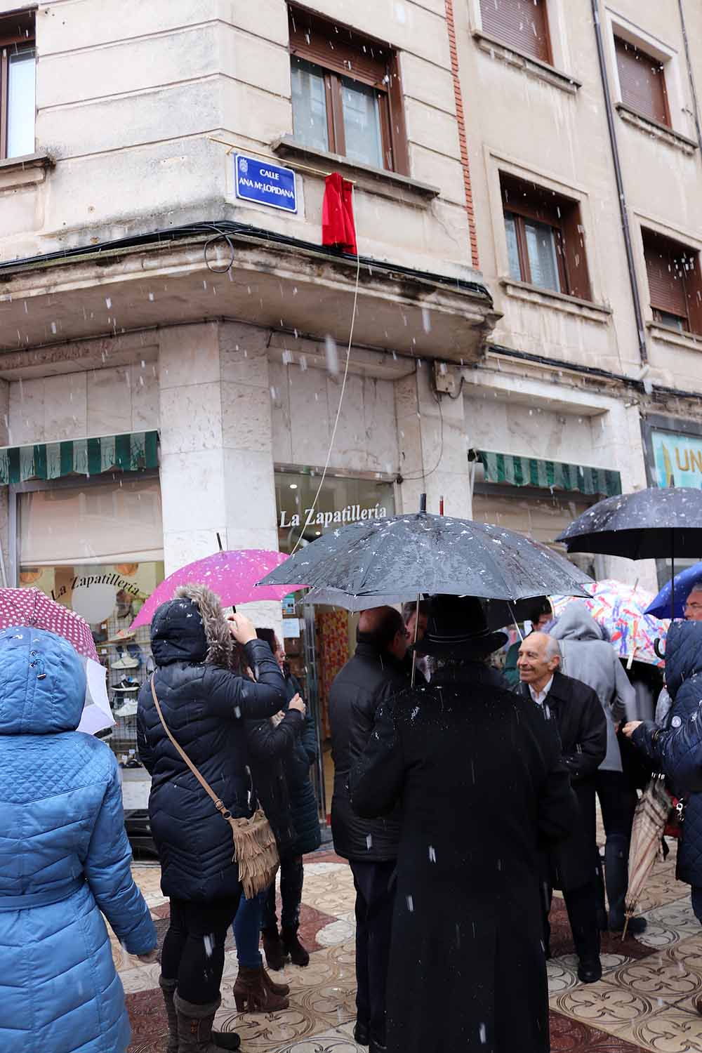 La calle Julio Sáez de la Hoya ya luce nuevo nombre. Esta mañana se ha descubierto la placa con el nombre de Ana Mª Lopidana
