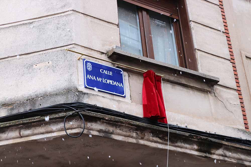 La calle Julio Sáez de la Hoya ya luce nuevo nombre. Esta mañana se ha descubierto la placa con el nombre de Ana Mª Lopidana