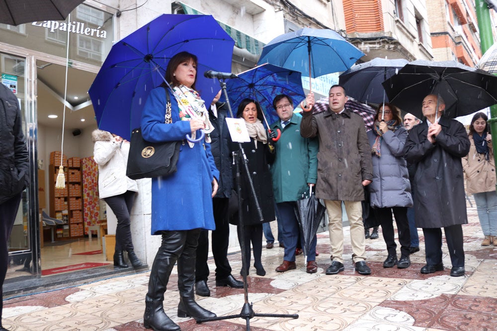 La calle Julio Sáez de la Hoya ya luce nuevo nombre. Esta mañana se ha descubierto la placa con el nombre de Ana Mª Lopidana