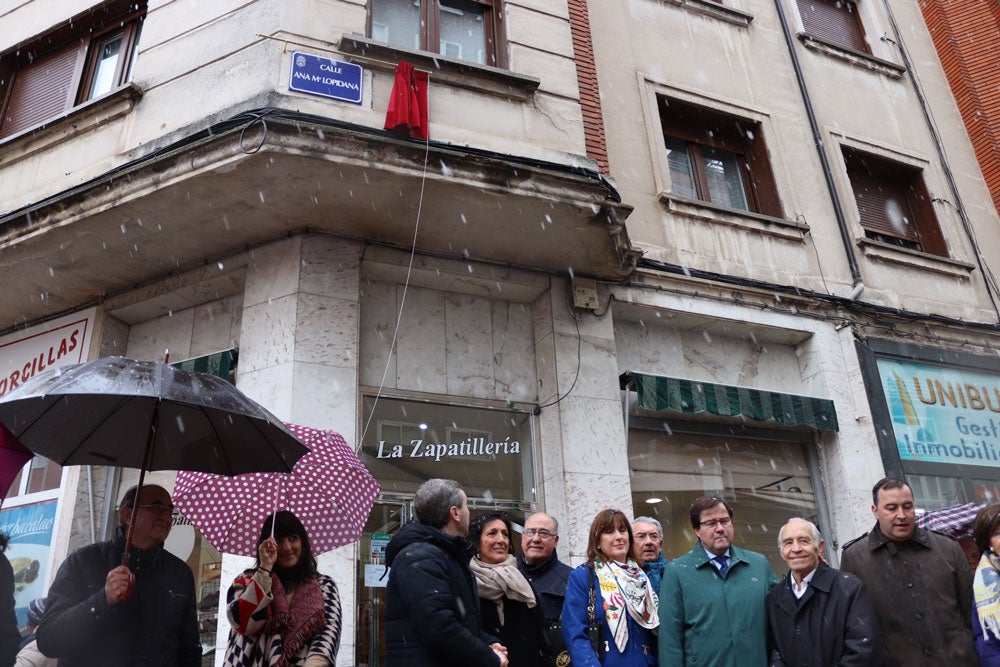La calle Julio Sáez de la Hoya ya luce nuevo nombre. Esta mañana se ha descubierto la placa con el nombre de Ana Mª Lopidana