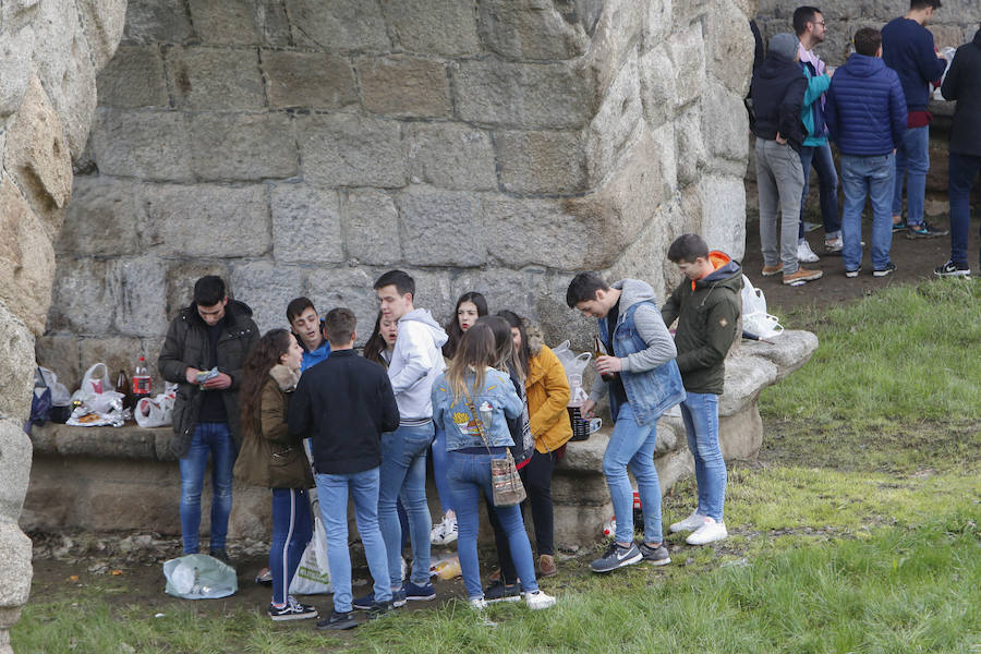 La amenaza de lluvia y el frío han hecho que la mayoría de los salmantinos optase por no salir de casa para comerse el hornazo