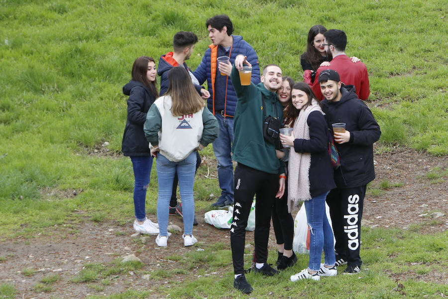 La amenaza de lluvia y el frío han hecho que la mayoría de los salmantinos optase por no salir de casa para comerse el hornazo