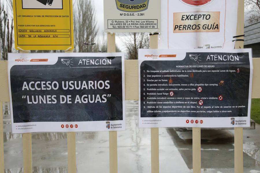 La amenaza de lluvia y el frío han hecho que la mayoría de los salmantinos optase por no salir de casa para comerse el hornazo