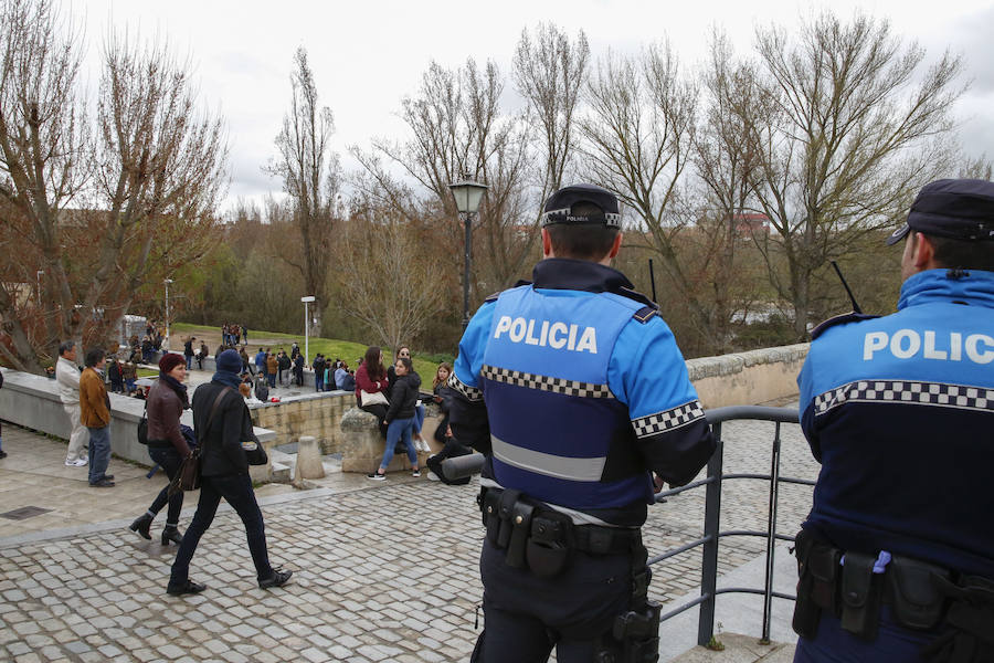 La amenaza de lluvia y el frío han hecho que la mayoría de los salmantinos optase por no salir de casa para comerse el hornazo