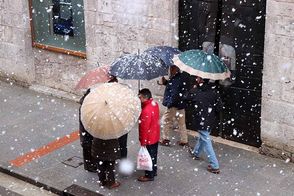 Fotos: Lunes de nieve en Burgos