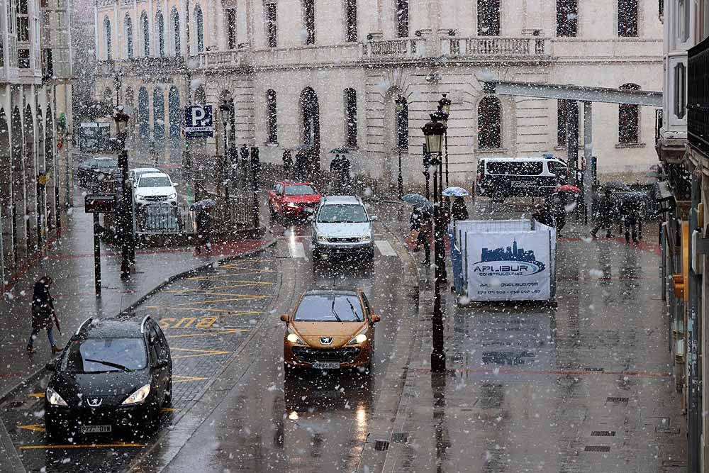 Fotos: Lunes de nieve en Burgos