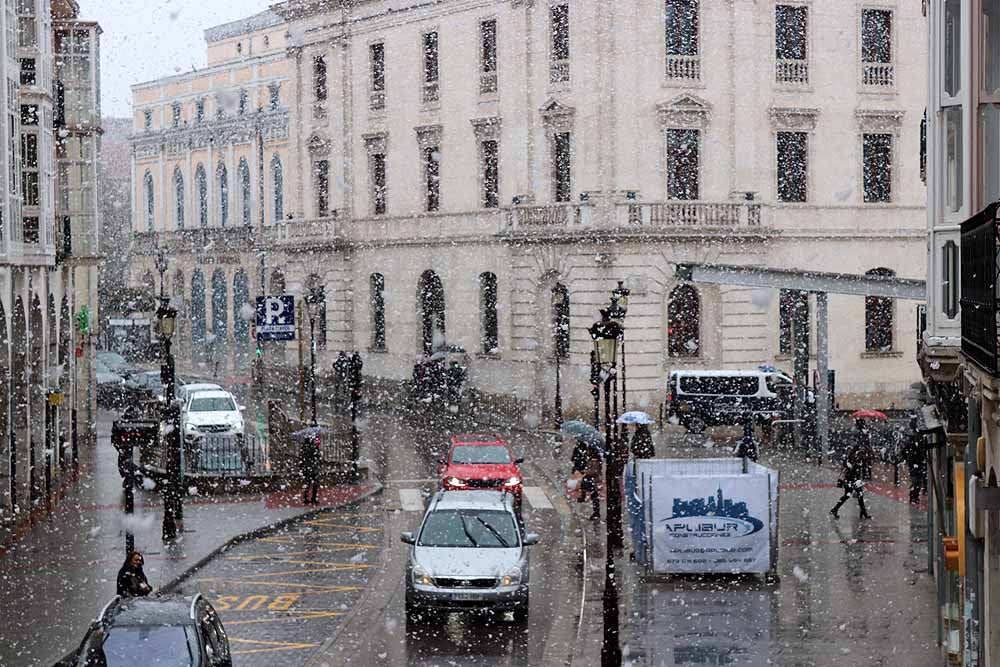 Fotos: Lunes de nieve en Burgos