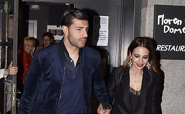 Paula Echevarría y Miguel Torres salen del restaurante. 
