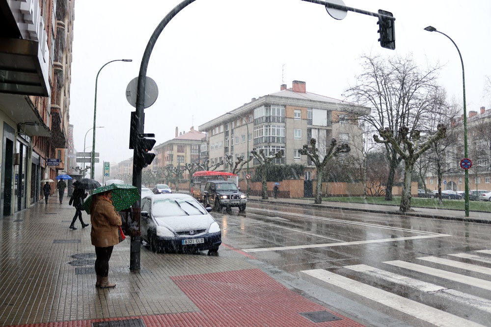 Fotos: La nieve continúa el martes en Burgos