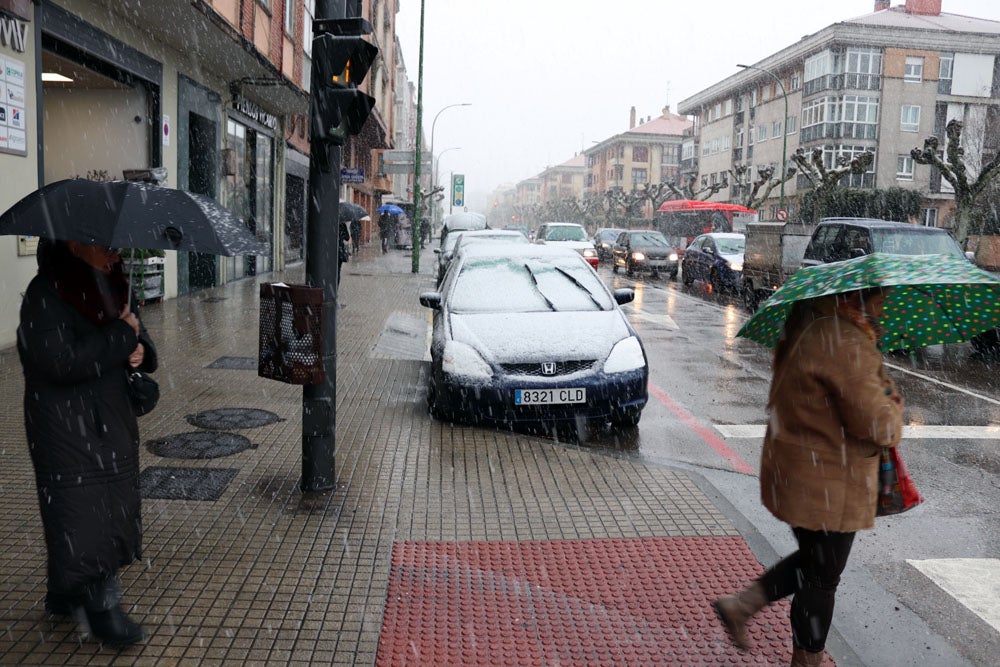 Fotos: La nieve continúa el martes en Burgos