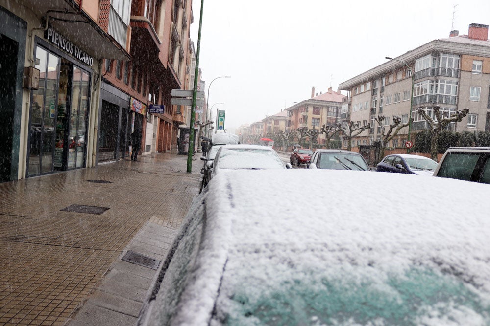 Fotos: La nieve continúa el martes en Burgos