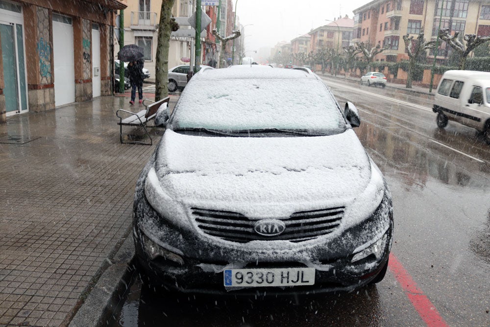 Fotos: La nieve continúa el martes en Burgos