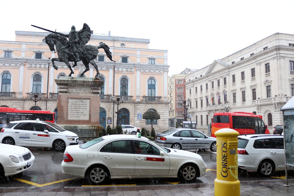 Fotos: La nieve continúa el martes en Burgos