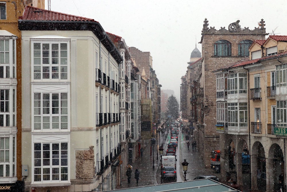 Fotos: La nieve continúa el martes en Burgos