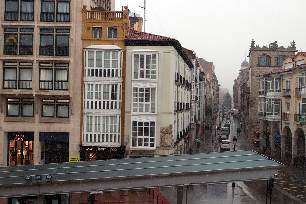 Fotos: La nieve continúa el martes en Burgos