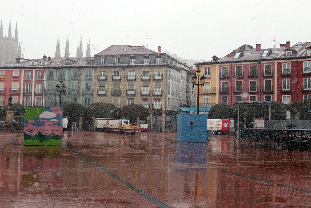 Fotos: La nieve continúa el martes en Burgos