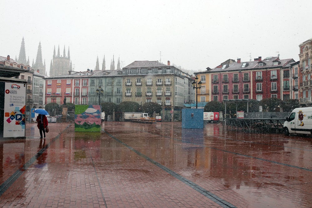 Fotos: La nieve continúa el martes en Burgos