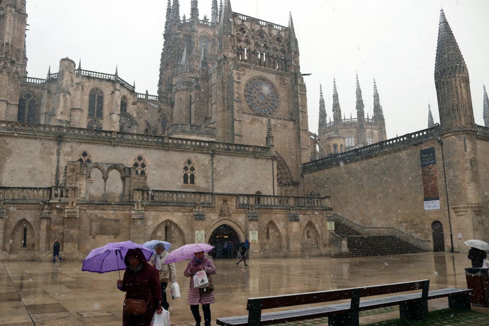 Fotos: La nieve continúa el martes en Burgos