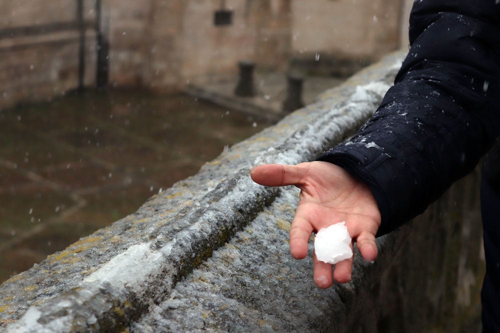 Fotos: La nieve continúa el martes en Burgos