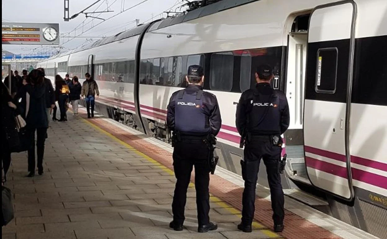 Los agentes controlaron numerosos trenes y autobuses.