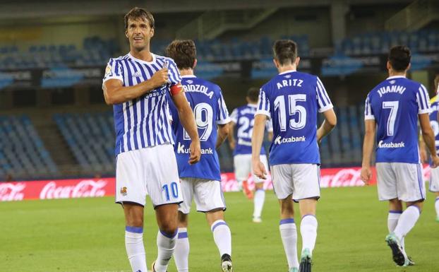 Xabi Prieto se agarra el escudo para celebrar un gol en el duelo de esta temporada ante el Villarreal. 
