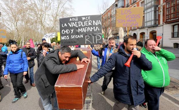 Regantes de Valduerna reclaman el agua de los pozos para sus huertas