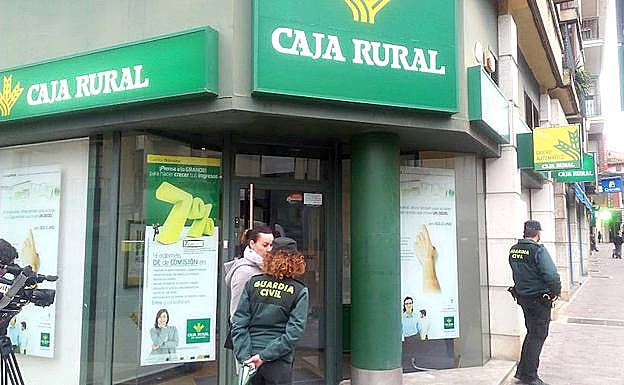 Los agentes de la Guardia Civil, en el lugar de los hechos.