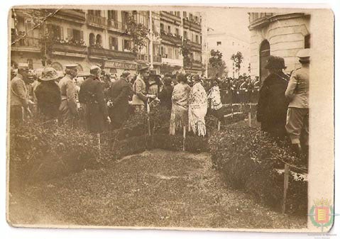 El Rey Alfonso XIII y Victoria Eugenia en el jardín de la Casa de Cervantes, durante su visita a la ciudad con motivo de la colocación de la primera piedra de la nueva Academia de Caballería.