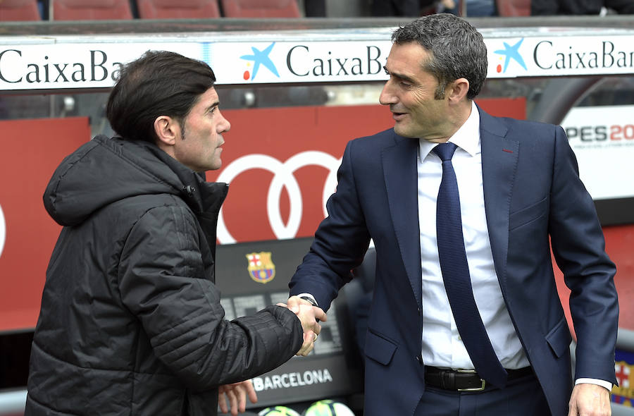 Valverde y Marcelino saludándose antes del pitido inicial. 