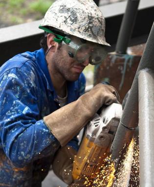 Un trabajador de la industria.