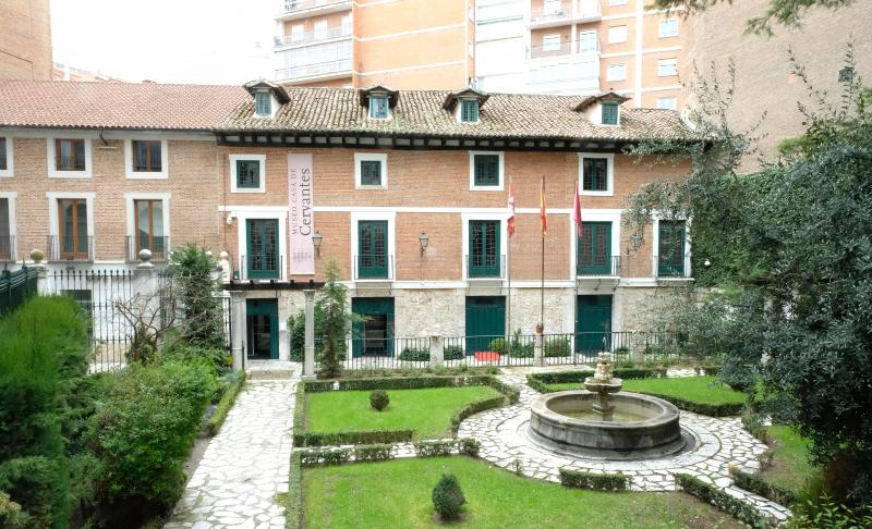 Fachada y jardines de la casa de Cervantes en la calle del Rastro en Valladolid. 