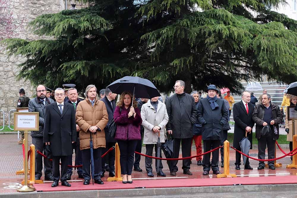 La Avenida de la Paz ha acogido, un año más, el tradicional homenaje a la bandera nacional, con desfile militar