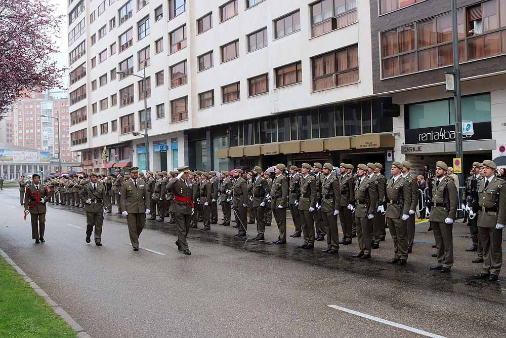 La Avenida de la Paz ha acogido, un año más, el tradicional homenaje a la bandera nacional, con desfile militar