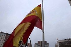 La Avenida de la Paz ha acogido, un año más, el tradicional homenaje a la bandera nacional, con desfile militar