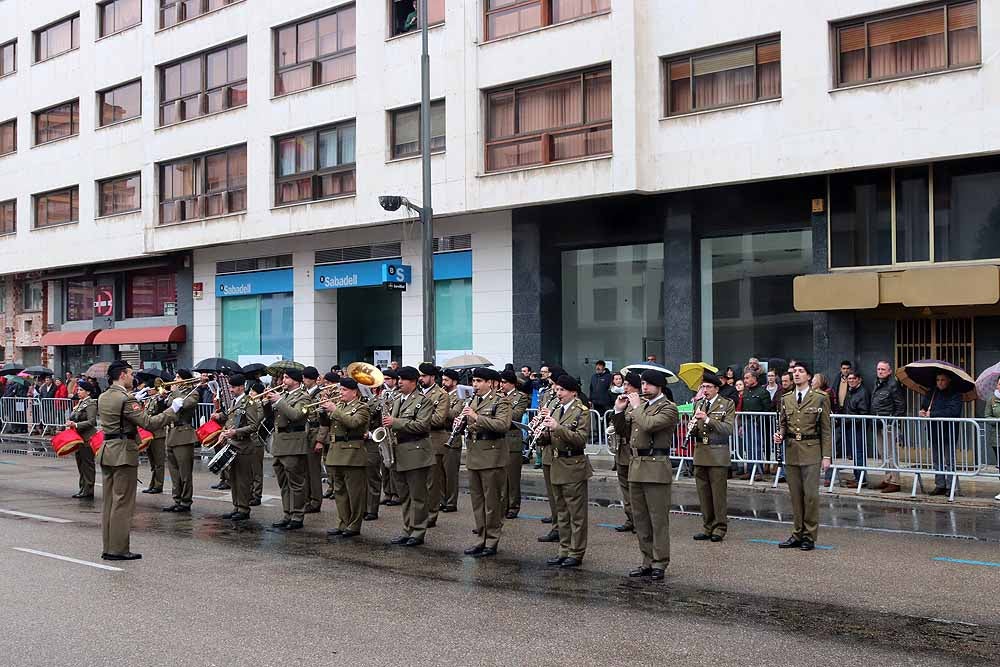 La Avenida de la Paz ha acogido, un año más, el tradicional homenaje a la bandera nacional, con desfile militar