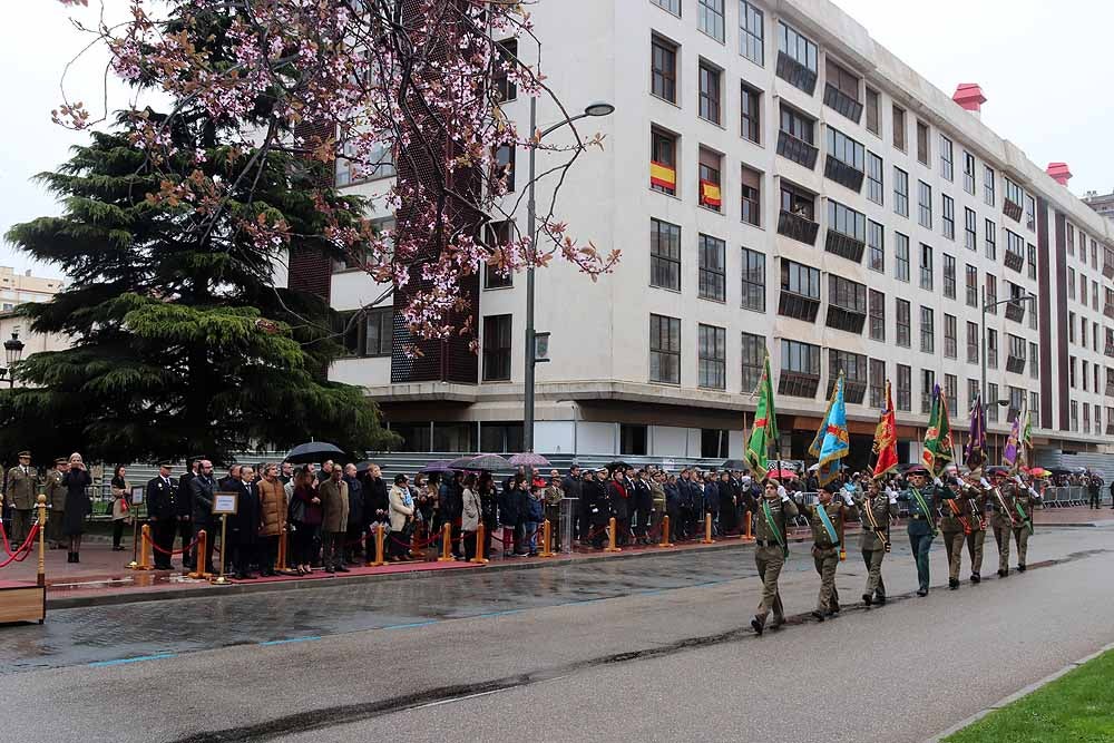 La Avenida de la Paz ha acogido, un año más, el tradicional homenaje a la bandera nacional, con desfile militar